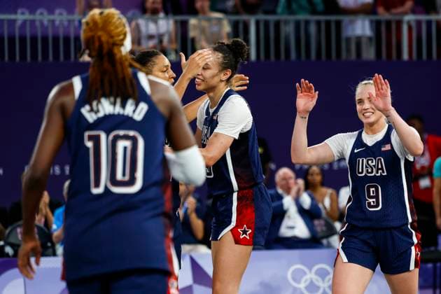 August 5, 2024, Paris, Paris, FRANCE: Team United States celebrate victory during Women s Bronze Medal Game of the 3x3 Basketball between Canada and United States on La Concorde 1 during the Paris 2024 Olympics Games on August 5, 2024 in Paris, France. Paris FRANCE - ZUMAa181 20240805_zaa_a181_625 Copyright: xManuxReinox