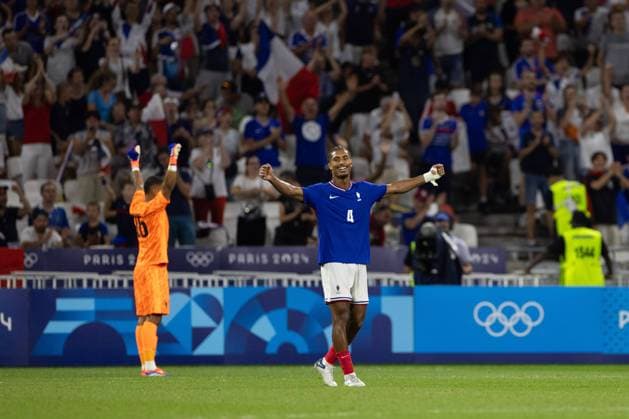 Lyon, France, August 5th 2024: Loic Bade (4 France) and Goalkeeper Duilaume Restes (16 France) celebrate after winning the Olympic Games, Olympische Spiele, Olympia, OS Paris 2024 Men semi-final football match between France and Egypt at Stade de Lyon in Lyon, France. (Ane Frosaker SPP) Copyright: xAnexFrosakerx xSPPx spp-en-AnFrSp-_F_27734