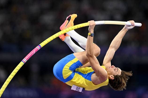 Bilder des Jahres 2024, Sport 08 August Sport Themen der Woche KW32 OLY24 ATHLETICS, Armand Duplantis of Sweden reacts breaks his own world record with a jump of 6.25m during the Mens Pole Vault Final at the Stade de France in Saint-Denis, as part of the 2024 Paris Summer Olympic Games, Olympische Spiele, Olympia, OS in, France, Monday, August 05, 2024. ( NO ARCHIVING, EDITORIAL USE ONLY, NO USE IN BOOKS WITHOUT CONSENT SAINT-DENIS FRANCE  Copyright: xDEANxLEWINSx 20240806145839002551