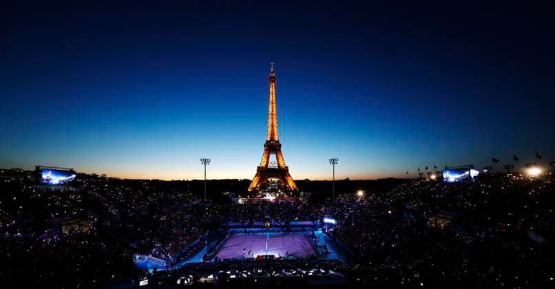 (240805) -- PARIS, Aug. 5, 2024 -- A light show is staged ahead of the Beach volleyball, Beachvolleyball men s round of 16 match between Cherif Younousse Ahmed Tijan of Qatar and Marco Grimalt Esteban Grimalt of Chile at the Paris 2024 Olympic Games, Olympische Spiele, Olympia, OS in Paris, France, Aug. 5, 2024. ) (PARIS2024) FRANCE-PARIS-OLY-BEACH VOLLEYBALL FeixMaohua 