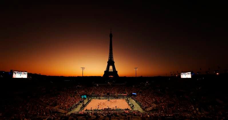 (240805) -- PARIS, Aug. 5, 2024 -- A performance is staged during a match break of the Beach volleyball, Beachvolleyball women s round of 16 match between Ana Patricia Silva Ramos Eduarda Santos Lisboa of Brazil and Hasegawa Akiko Ishii Miki of Japan at the Paris 2024 Olympic Games, Olympische Spiele, Olympia, OS in Paris, France, Aug. 5, 2024. ) (PARIS2024) FRANCE-PARIS-OLY-BEACH VOLLEYBALL FeixMaohua 