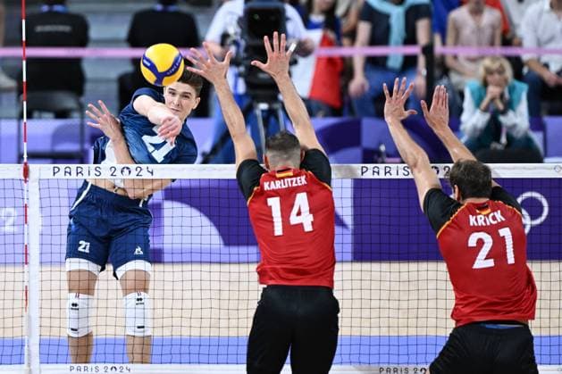 (240805) -- PARIS, Aug. 5, 2024 -- Theo Faure (L) of France spikes the ball during the men s quarterfinal of volleyball between France and Germany at the Paris 2024 Olympic Games, Olympische Spiele, Olympia, OS in Paris, France, Aug. 5, 2024. ) (PARIS2024) FRANCE-PARIS-OLY-VOLLEYBALL JuxHuanzong 