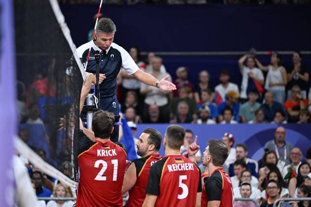 (240805) -- PARIS, Aug. 5, 2024 -- Players of team Germany argue with the referee during the men s quarterfinal of volleyball between France and Germany at the Paris 2024 Olympic Games, Olympische Spiele, Olympia, OS in Paris, France, Aug. 5, 2024. ) (PARIS2024) FRANCE-PARIS-OLY-VOLLEYBALL JuxHuanzong 