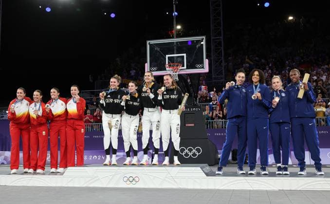 (240805) -- PARIS, Aug. 5, 2024 -- Gold medalists team Germany (C), silver medalists team Spain (L) and bronze medalists team USA attend the victory ceremony for women s 3x3 basketball at the Paris 2024 Olympic Games, Olympische Spiele, Olympia, OS in Paris, France, Aug. 5, 2024. ) (PARIS2024) FRANCE-PARIS-OLY-3x3 BASKETBALL ZhuxZheng 