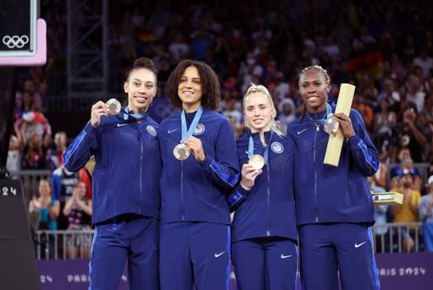 (240805) -- PARIS, Aug. 5, 2024 -- Bronze medalists team USA attend the victory ceremony for women s 3x3 basketball at the Paris 2024 Olympic Games, Olympische Spiele, Olympia, OS in Paris, France, Aug. 5, 2024. ) (PARIS2024) FRANCE-PARIS-OLY-3x3 BASKETBALL ZhuxZheng 