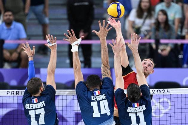 (240805) -- PARIS, Aug. 5, 2024 -- Moritz Karlitzek (rear) of Germany spikes the ball during the men s quarterfinal of volleyball between France and Germany at the Paris 2024 Olympic Games, Olympische Spiele, Olympia, OS in Paris, France, Aug. 5, 2024. ) (PARIS2024) FRANCE-PARIS-OLY-VOLLEYBALL JuxHuanzong 