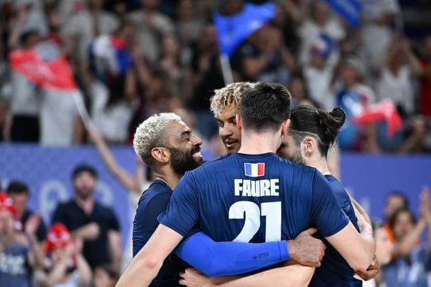 (240805) -- PARIS, Aug. 5, 2024 -- Palyers of team France celebrate scoring during the men s quarterfinal of volleyball between France and Germany at the Paris 2024 Olympic Games, Olympische Spiele, Olympia, OS in Paris, France, Aug. 5, 2024. ) (PARIS2024) FRANCE-PARIS-OLY-VOLLEYBALL JuxHuanzong 