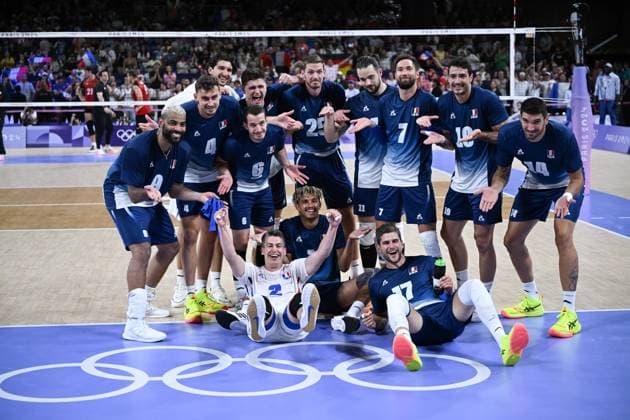 (240805) -- PARIS, Aug. 5, 2024 -- Players of team France pose for photos after the men s quarterfinal of volleyball between France and Germany at the Paris 2024 Olympic Games, Olympische Spiele, Olympia, OS in Paris, France, Aug. 5, 2024. ) (PARIS2024) FRANCE-PARIS-OLY-VOLLEYBALL JuxHuanzong 