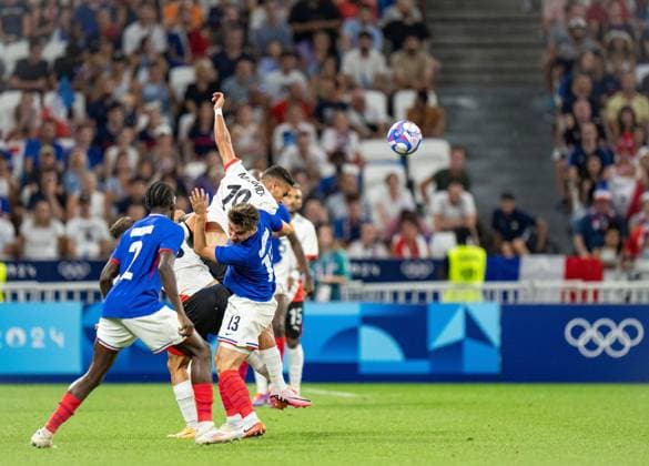 (240805) -- LYON, Aug. 5, 2024 -- Ibrahim Adel (top) of Egypt makes a header during the men s simifinal match of football between France and Egypt at the Paris 2024 Olympic Games, Olympische Spiele, Olympia, OS in Lyon, France, Aug. 5, 2024. ) (PARIS 2024)FRANCE-LYON-OLY-FOOTBALL SunxFei 