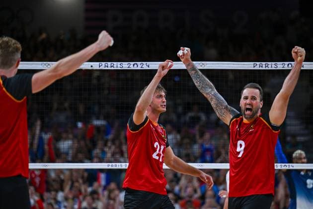 Olympic Games Volleyball GER vs FRA Paris 05 08 2024 Paris 2024, Olympics, Volleyball, South Paris Arena, Men, Quarterfinals, Germany in red , against France in blue 21 Tobias Krick and right Georg Gyorgy Grozer, Copyright: xBEAUTIFULxSPORTS TomxBlochx