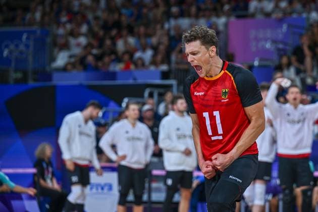 Olympic Games Volleyball GER vs FRA Paris 05 08 2024 Paris 2024, Olympics, Volleyball, South Paris Arena, Men, Quarterfinals, Germany in red , against France in blue Lukas Kampa, Copyright: xBEAUTIFULxSPORTS TomxBlochx