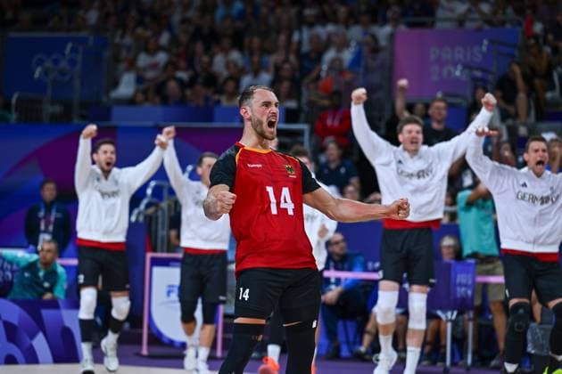 Olympic Games Volleyball GER vs FRA Paris 05 08 2024 Paris 2024, Olympics, Volleyball, South Paris Arena, Men, Quarterfinals, Germany in red , against France in blue Moritz Karlitzek Copyright: xBEAUTIFULxSPORTS TomxBlochx