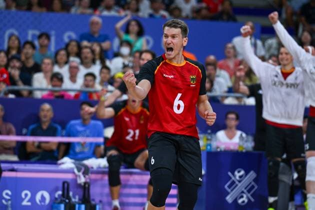 Olympic Games Volleyball GER vs FRA Paris 05 08 2024 Paris 2024, Olympics, Volleyball, South Paris Arena, Men, Quarterfinals, Germany in red , against France in blue Johannes Tille, Copyright: xBEAUTIFULxSPORTS TomxBlochx
