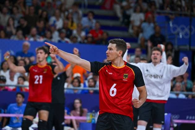 Olympic Games Volleyball GER vs FRA Paris 05 08 2024 Paris 2024, Olympics, Volleyball, South Paris Arena, Men, Quarterfinals, Germany in red , against France in blue Johannes Tille, in the background left Tobias Krick, right Lukas Maase, Copyright: xBEAUTIFULxSPORTS TomxBlochx