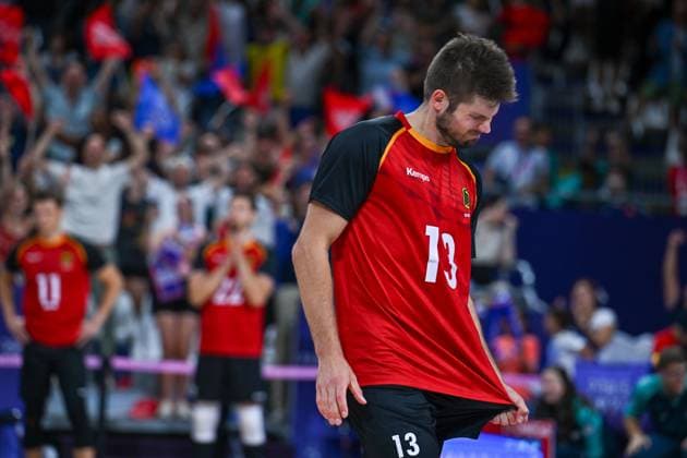 Olympic Games Volleyball GER vs FRA Paris 05 08 2024 Paris 2024, Olympics, Volleyball, South Paris Arena, Men, Quarterfinals, Germany in red , against France in blue Ruben Schott made the decision with a missed serve, Copyright: xBEAUTIFULxSPORTS TomxBlochx