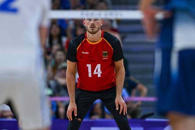 Olympic Games Volleyball GER vs FRA Paris 05 08 2024 Paris 2024, Olympics, Volleyball, South Paris Arena, Men, Quarterfinals, Germany in red , against France in blue Moritz Karlitzek Copyright: xBEAUTIFULxSPORTS TomxBlochx