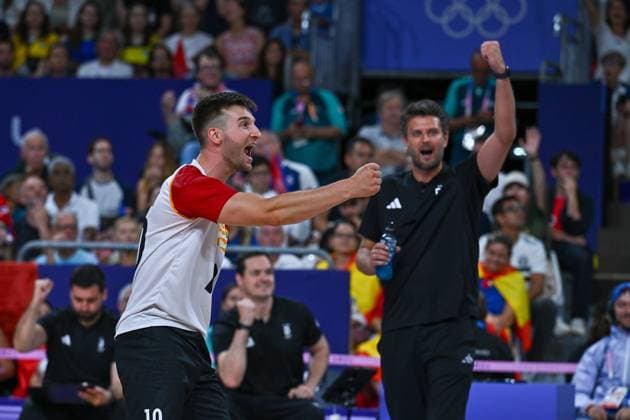 Olympic Games Volleyball GER vs FRA Paris 05 08 2024 Paris 2024, Olympics, Volleyball, South Paris Arena, Men, Quarterfinals, Germany in red , against France in blue Julian Zenger, in the background coach Michal Winiarski, Copyright: xBEAUTIFULxSPORTS TomxBlochx