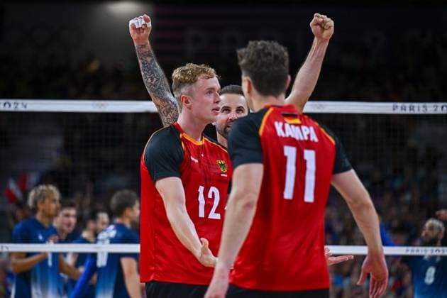 Olympic Games Volleyball GER vs FRA Paris 05 08 2024 Paris 2024, Olympics, Volleyball, South Paris Arena, Men, Quarterfinals, Germany in red , against France in blue Georg Gyorgy Grozer cheers behind 12 Anton Brehme and 11 Lukas Kampa, Copyright: xBEAUTIFULxSPORTS TomxBlochx