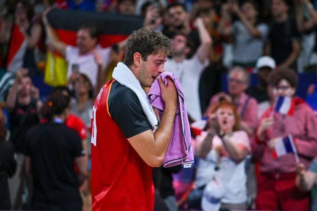 Olympic Games Volleyball GER vs FRA Paris 05 08 2024 Paris 2024, Olympics, Volleyball, South Paris Arena, Men, Quarterfinals, Germany in red , against France in blue Tobias Krick cries, Copyright: xBEAUTIFULxSPORTS TomxBlochx