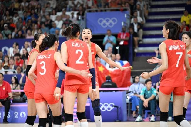 (240806) -- PARIS, Aug. 6, 2024 -- Players of China react during the women s quarterfinal match of volleyball between China and Turkey at the Paris 2024 Olympic Games, Olympische Spiele, Olympia, OS in Paris, France, Aug. 6, 2024. ) (PARIS2024) FRANCE-PARIS-OLY-VOLLEYBALL LiuxDawei 