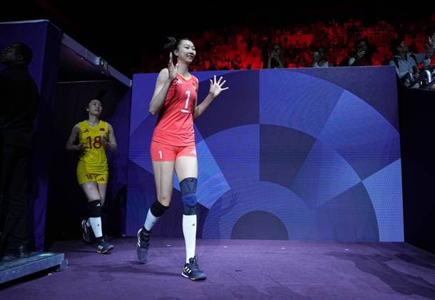 (240806) -- PARIS, Aug. 6, 2024 -- Yuan Xinyue (R) of China waves prior to the women s quarterfinal match of volleyball between China and Turkey at the Paris 2024 Olympic Games, Olympische Spiele, Olympia, OS in Paris, France, Aug. 6, 2024. ) (PARIS2024) FRANCE-PARIS-OLY-VOLLEYBALL JuxHuanzong 