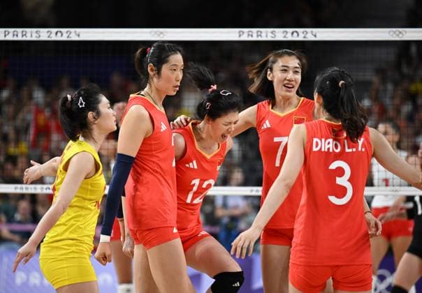 (240806) -- PARIS, Aug. 6, 2024 -- Players of China react during the women s quarterfinal match of volleyball between China and Turkey at the Paris 2024 Olympic Games, Olympische Spiele, Olympia, OS in Paris, France, Aug. 6, 2024. ) (PARIS2024) FRANCE-PARIS-OLY-VOLLEYBALL LiuxDawei 