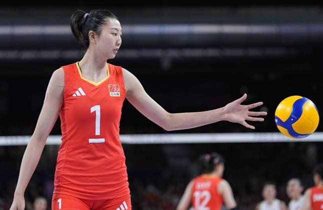 (240806) -- PARIS, Aug. 6, 2024 -- Yuan Xinyue of China reacts during the women s quarterfinal match of volleyball between China and Turkey at the Paris 2024 Olympic Games, Olympische Spiele, Olympia, OS in Paris, France, Aug. 6, 2024. ) (PARIS2024) FRANCE-PARIS-OLY-VOLLEYBALL JuxHuanzong 