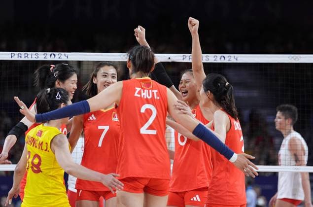 (240806) -- PARIS, Aug. 6, 2024 -- Players of China celebrate after scoring during the women s quarterfinal match of volleyball between China and Turkey at the Paris 2024 Olympic Games, Olympische Spiele, Olympia, OS in Paris, France, Aug. 6, 2024. ) (PARIS2024) FRANCE-PARIS-OLY-VOLLEYBALL JuxHuanzong 