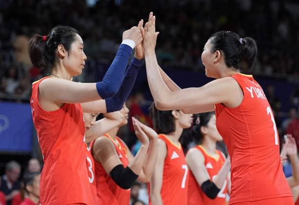 (240806) -- PARIS, Aug. 6, 2024 -- Yuan Xinyue (R) and Zhu Ting of China are seen prior to the women s quarterfinal match of volleyball between China and Turkey at the Paris 2024 Olympic Games, Olympische Spiele, Olympia, OS in Paris, France, Aug. 6, 2024. ) (PARIS2024) FRANCE-PARIS-OLY-VOLLEYBALL JuxHuanzong 