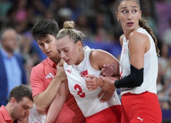 (240806) -- PARIS, Aug. 6, 2024 -- Cansu Ozbay (C) of Turkey reacts after being injured during the women s quarterfinal match of volleyball between China and Turkey at the Paris 2024 Olympic Games, Olympische Spiele, Olympia, OS in Paris, France, Aug. 6, 2024. ) (PARIS2024) FRANCE-PARIS-OLY-VOLLEYBALL JuxHuanzong 