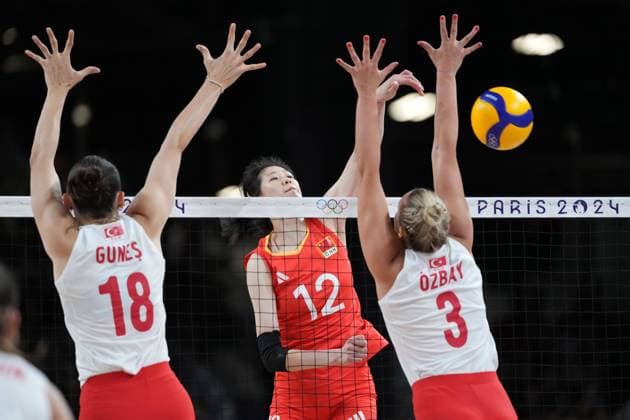 (240806) -- PARIS, Aug. 6, 2024 -- Li Yingying (C) of China spikes the ball during the women s quarterfinal match of volleyball between China and Turkey at the Paris 2024 Olympic Games, Olympische Spiele, Olympia, OS in Paris, France, Aug. 6, 2024. ) (PARIS2024) FRANCE-PARIS-OLY-VOLLEYBALL JuxHuanzong 