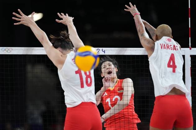 (240806) -- PARIS, Aug. 6, 2024 -- Li Yingying (C) of China spikes the ball during the women s quarterfinal match of volleyball between China and Turkey at the Paris 2024 Olympic Games, Olympische Spiele, Olympia, OS in Paris, France, Aug. 6, 2024. ) (PARIS2024) FRANCE-PARIS-OLY-VOLLEYBALL JuxHuanzong 