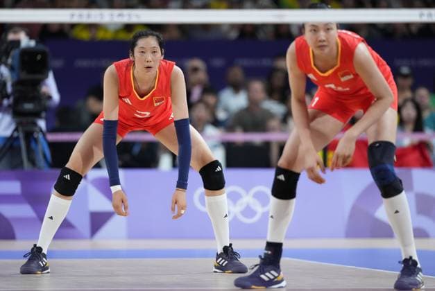 (240806) -- PARIS, Aug. 6, 2024 -- Zhu Ting (L) and Yuan Xinyue of China compete during the women s quarterfinal match of volleyball between China and Turkey at the Paris 2024 Olympic Games, Olympische Spiele, Olympia, OS in Paris, France, Aug. 6, 2024. ) (PARIS2024) FRANCE-PARIS-OLY-VOLLEYBALL JuxHuanzong 