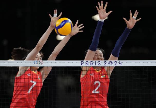 (240806) -- PARIS, Aug. 6, 2024 -- Zhu Ting (R) and Wang Yuanyuan of China block during the women s quarterfinal match of volleyball between China and Turkey at the Paris 2024 Olympic Games, Olympische Spiele, Olympia, OS in Paris, France, Aug. 6, 2024. ) (PARIS2024) FRANCE-PARIS-OLY-VOLLEYBALL JuxHuanzong 