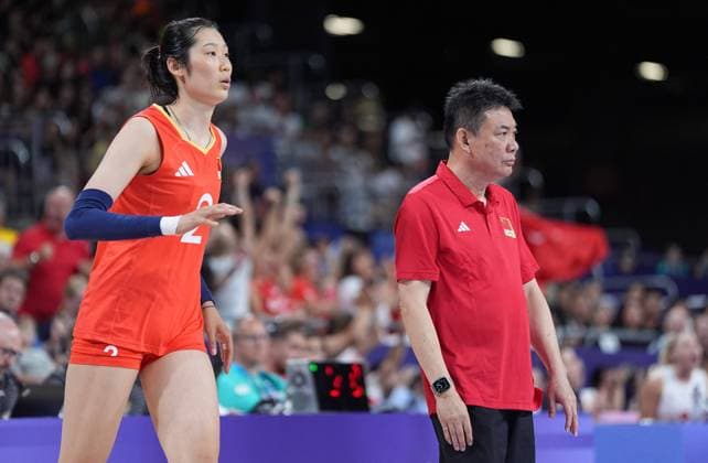 (240806) -- PARIS, Aug. 6, 2024 -- Zhu Ting (L) and head coach Cai Bin of China are seen during the women s quarterfinal match of volleyball between China and Turkey at the Paris 2024 Olympic Games, Olympische Spiele, Olympia, OS in Paris, France, Aug. 6, 2024. ) (PARIS2024) FRANCE-PARIS-OLY-VOLLEYBALL JuxHuanzong 