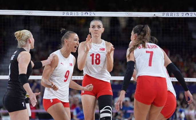 (240806) -- PARIS, Aug. 6, 2024 -- Players of Turkey celebrate after scoring during the women s quarterfinal match of volleyball between China and Turkey at the Paris 2024 Olympic Games, Olympische Spiele, Olympia, OS in Paris, France, Aug. 6, 2024. ) (PARIS2024) FRANCE-PARIS-OLY-VOLLEYBALL JuxHuanzong 