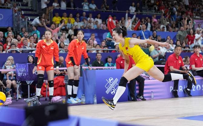 (240806) -- PARIS, Aug. 6, 2024 -- Wang Mengjie (front) of China tries to save the ball during the women s quarterfinal match of volleyball between China and Turkey at the Paris 2024 Olympic Games, Olympische Spiele, Olympia, OS in Paris, France, Aug. 6, 2024. ) (PARIS2024) FRANCE-PARIS-OLY-VOLLEYBALL JuxHuanzong 