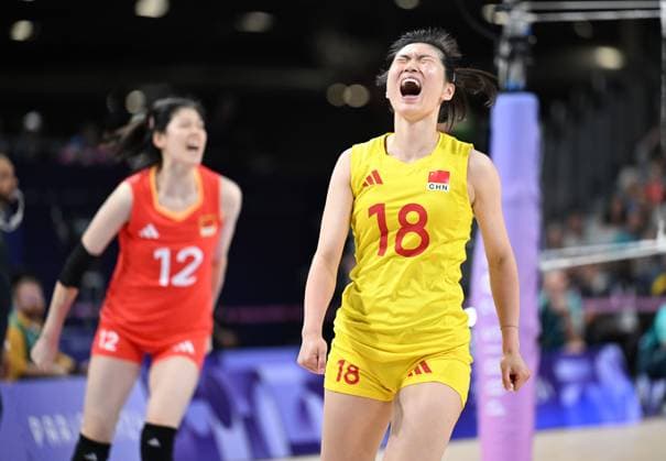 (240806) -- PARIS, Aug. 6, 2024 -- Wang Mengjie (R) of China reacts during the women s quarterfinal match of volleyball between China and Turkey at the Paris 2024 Olympic Games, Olympische Spiele, Olympia, OS in Paris, France, Aug. 6, 2024. ) (PARIS2024) FRANCE-PARIS-OLY-VOLLEYBALL LiuxDawei 
