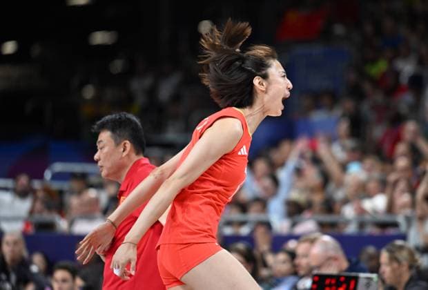 (240806) -- PARIS, Aug. 6, 2024 -- Wang Yuanyuan (front) of China celebrates after scoring during the women s quarterfinal match of volleyball between China and Turkey at the Paris 2024 Olympic Games, Olympische Spiele, Olympia, OS in Paris, France, Aug. 6, 2024. ) (PARIS2024) FRANCE-PARIS-OLY-VOLLEYBALL LiuxDawei 