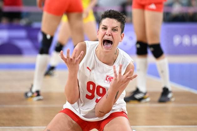 Sport Bilder des Tages (240806) -- PARIS, Aug. 6, 2024 -- Ebrar Karakurt of Turkey reacts during the women s quarterfinal match of volleyball between China and Turkey at the Paris 2024 Olympic Games, Olympische Spiele, Olympia, OS in Paris, France, Aug. 6, 2024. ) (PARIS2024) FRANCE-PARIS-OLY-VOLLEYBALL LiuxDawei 