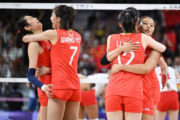 (240806) -- PARIS, Aug. 6, 2024 -- Players of China react during the women s quarterfinal match of volleyball between China and Turkey at the Paris 2024 Olympic Games, Olympische Spiele, Olympia, OS in Paris, France, Aug. 6, 2024. ) (PARIS2024) FRANCE-PARIS-OLY-VOLLEYBALL LiuxDawei 