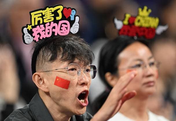 (240806) -- PARIS, Aug. 6, 2024 -- Spectators cheer for team China during the women s quarterfinal match of volleyball between China and Turkey at the Paris 2024 Olympic Games, Olympische Spiele, Olympia, OS in Paris, France, Aug. 6, 2024. ) (PARIS2024) FRANCE-PARIS-OLY-VOLLEYBALL LiuxDawei 