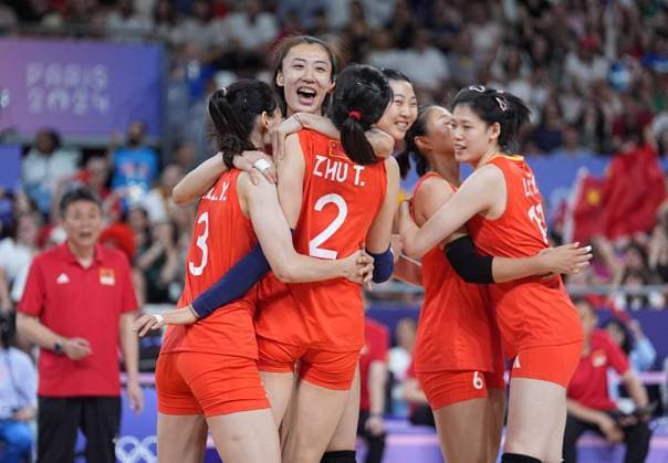 (240806) -- PARIS, Aug. 6, 2024 -- Players of China celebrate after scoring during the women s quarterfinal match of volleyball between China and Turkey at the Paris 2024 Olympic Games, Olympische Spiele, Olympia, OS in Paris, France, Aug. 6, 2024. ) (PARIS2024) FRANCE-PARIS-OLY-VOLLEYBALL JuxHuanzong 
