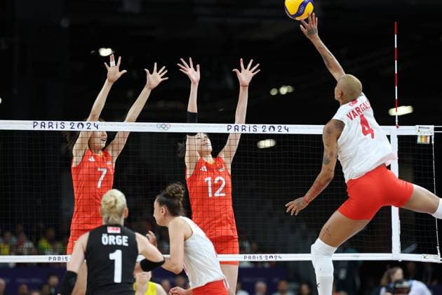 PARIS, FRANCE - AUGUST 06: Melissa Teresa Vargas 4 of Turkiye in action against Li Yingying 12 of China during the Volleyball - Women s Quarter-finals between China and Turkiye on day eleven of the Paris 2024 Olympic Games, Olympische Spiele, Olympia, OS at the South Paris Arena on August 6, 2024 in Paris, France.  Copyright: xChinaxNewsxServicex 111511013175