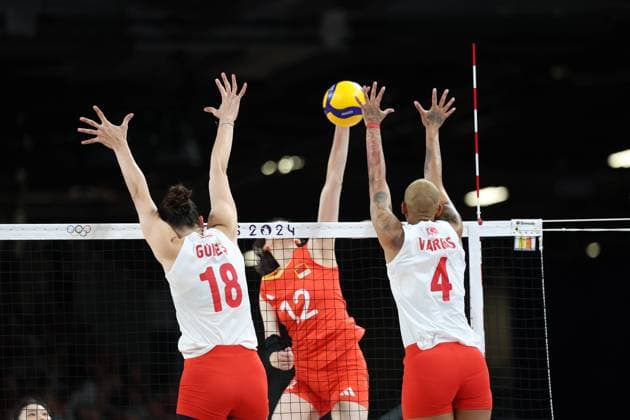 PARIS, FRANCE - AUGUST 06: Melissa Teresa Vargas 4 of Turkiye in action against Li Yingying 12 of China during the Volleyball - Women s Quarter-finals between China and Turkiye on day eleven of the Paris 2024 Olympic Games, Olympische Spiele, Olympia, OS at the South Paris Arena on August 6, 2024 in Paris, France.  Copyright: xChinaxNewsxServicex 111511013172