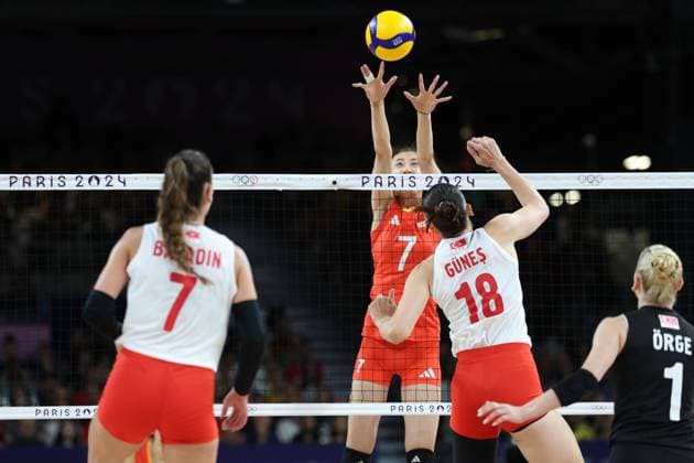 PARIS, FRANCE - AUGUST 06: Wang Yuanyuan 7 of China in action against Zehra Gunes 18 of Turkiye during the Volleyball - Women s Quarter-finals between China and Turkiye on day eleven of the Paris 2024 Olympic Games, Olympische Spiele, Olympia, OS at the South Paris Arena on August 6, 2024 in Paris, France.  Copyright: xChinaxNewsxServicex 111511013164