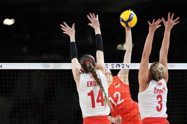 PARIS, FRANCE - AUGUST 06: Li Yingying 12 in action against Eda Erdem 14 and Cansu Ozbay 3 of Turkiye during the Volleyball - Women s Quarter-finals between China and Turkiye on day eleven of the Paris 2024 Olympic Games, Olympische Spiele, Olympia, OS at the South Paris Arena on August 6, 2024 in Paris, France.  Copyright: xChinaxNewsxServicex 111511013159