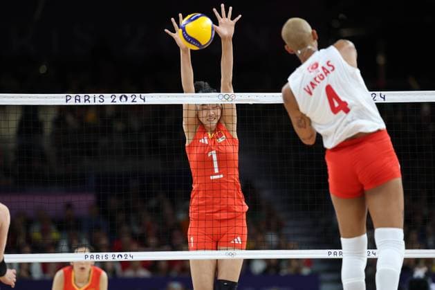 PARIS, FRANCE - AUGUST 06: Yuan Xinyue 1 in action against Melissa Teresa Vargas 4 of Turkiye during the Volleyball - Women s Quarter-finals between China and Turkiye on day eleven of the Paris 2024 Olympic Games, Olympische Spiele, Olympia, OS at the South Paris Arena on August 6, 2024 in Paris, France.  Copyright: xChinaxNewsxServicex 111511013158