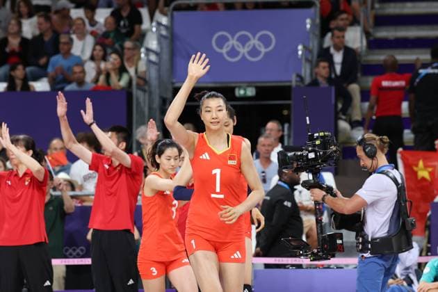 PARIS, FRANCE - AUGUST 06: Yuan Xinyue 1 of China waves to audience prior to the Volleyball - Women s Quarter-finals between China and Turkiye on day eleven of the Paris 2024 Olympic Games, Olympische Spiele, Olympia, OS at the South Paris Arena on August 6, 2024 in Paris, France.  Copyright: xChinaxNewsxServicex 111511009188