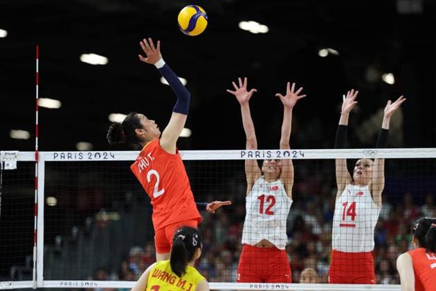 PARIS, FRANCE - AUGUST 06: Zhu Ting 2 of China in action against Elif Sahin 12 and Eda Erdem 14 of Turkiye during the Volleyball - Women s Quarter-finals between China and Turkiye on day eleven of the Paris 2024 Olympic Games, Olympische Spiele, Olympia, OS at the South Paris Arena on August 6, 2024 in Paris, France.  Copyright: xChinaxNewsxServicex 111511020040